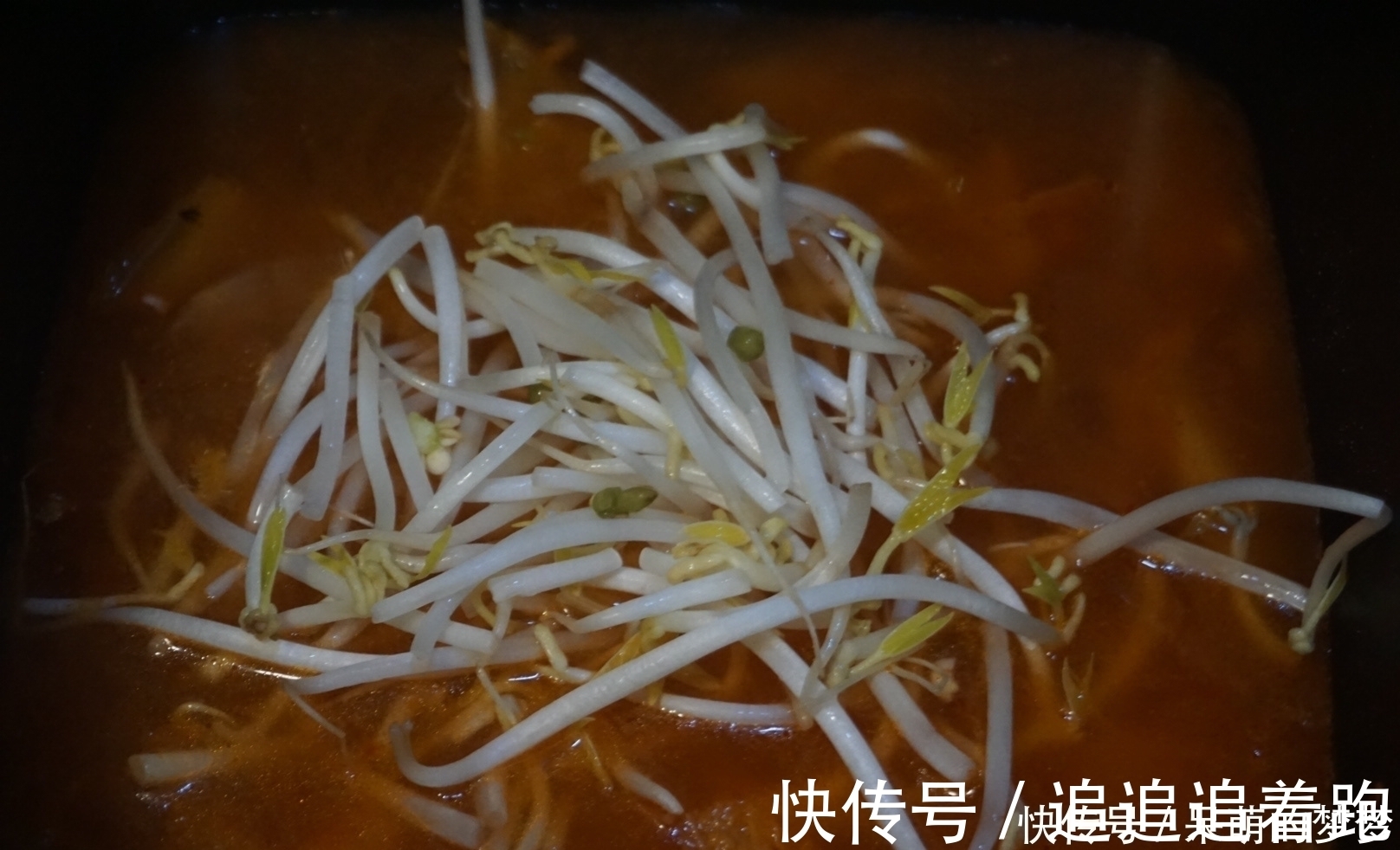 辣白菜|几天不吃就馋的韩式辣白菜火锅，比麻辣烫简单，全家吃光盘不浪费