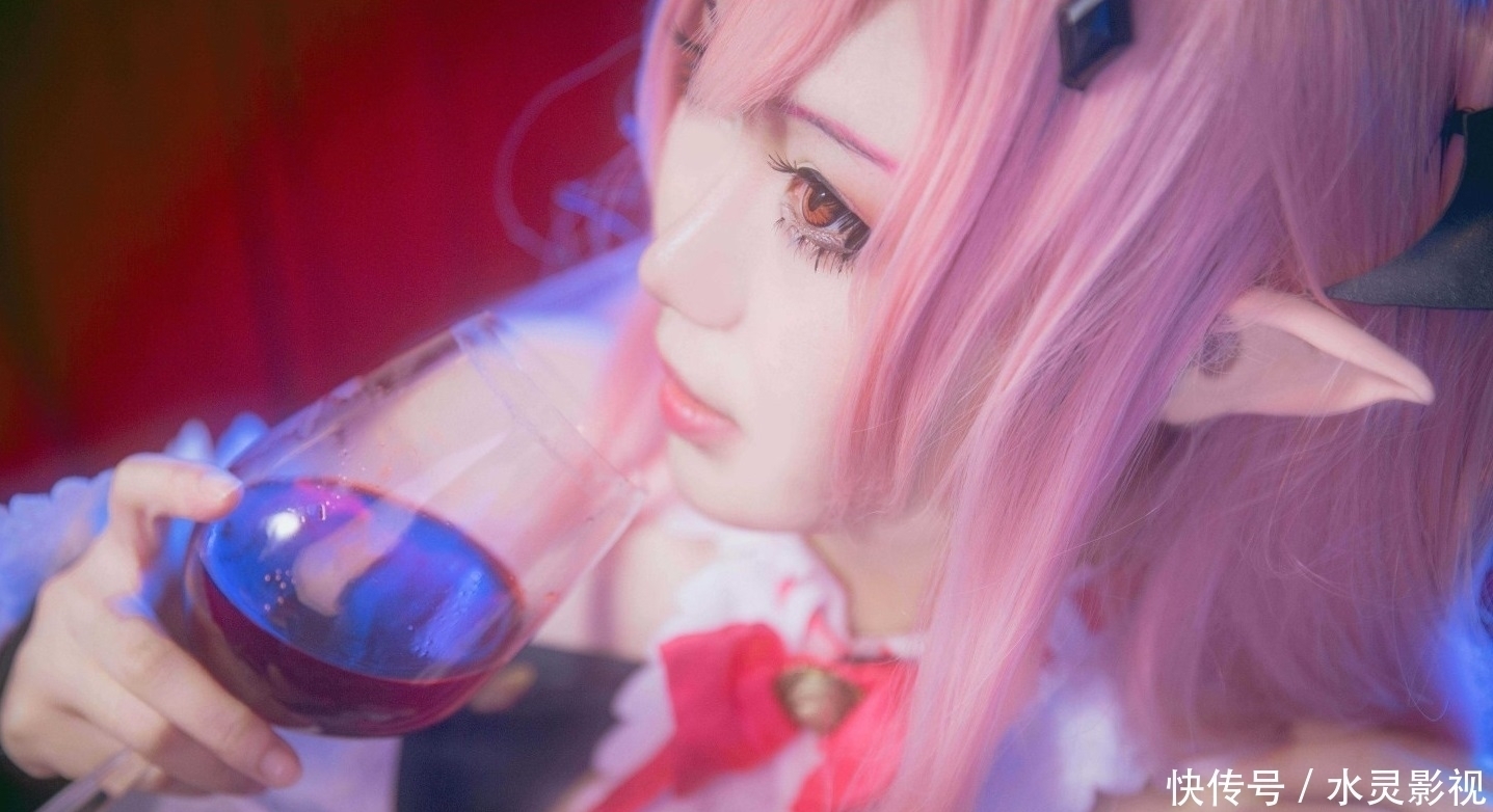 萝莉|同样是吸血鬼Cos,差距能有多大,萝莉吸血鬼吸睛,初音认真的吗?