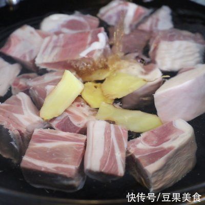 红焖羊肉一口下肚，唇齿留香