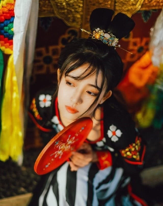 杨贵妃生平唯一一首诗,写给美丽侍女,却被评:“妖甚!妖甚!”