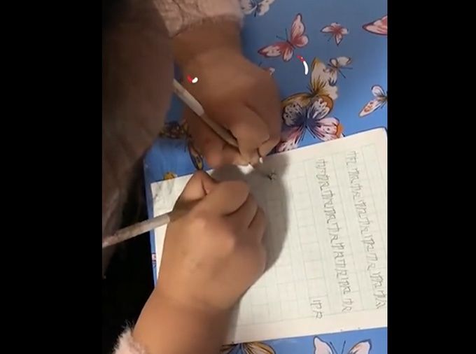 作业|7岁女孩双手同时写字，字迹工整没有刻意训练，网友：这下不怕作业多了