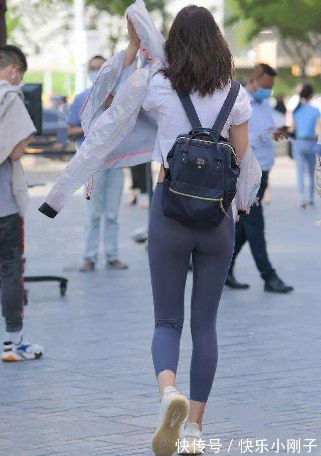俏皮 时尚俏皮的打底裤穿搭呈现时髦气息,穿出自我个性,还能显瘦
