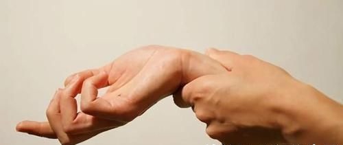 发麻|早上起床后手指发麻?除了颈椎病以外,还要注意3种情况