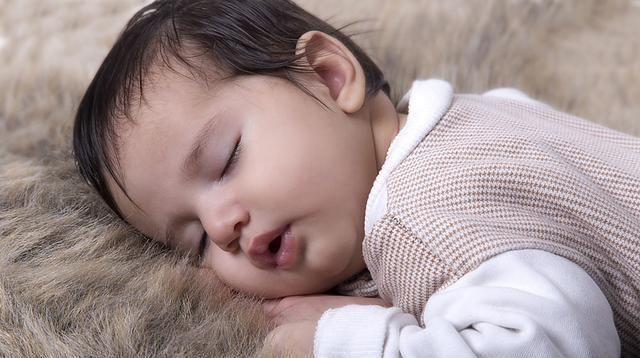 睡眠|宝宝一般会经历四个“睡眠倒退期”,教你三招,轻松助娃度过