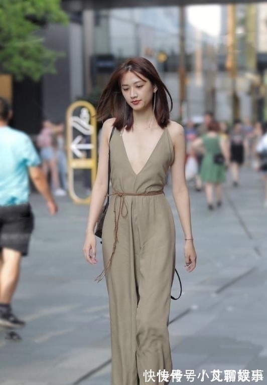 淡绿色 吊带连体裤搭配高跟凉鞋,时尚又性感的风格,搭配出女神般的气息