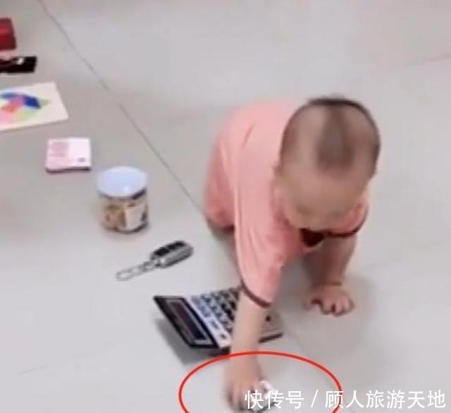 孩子|全家围观孩子“抓周”，宝宝径直爬向这玩意，奶奶低呼这下完了
