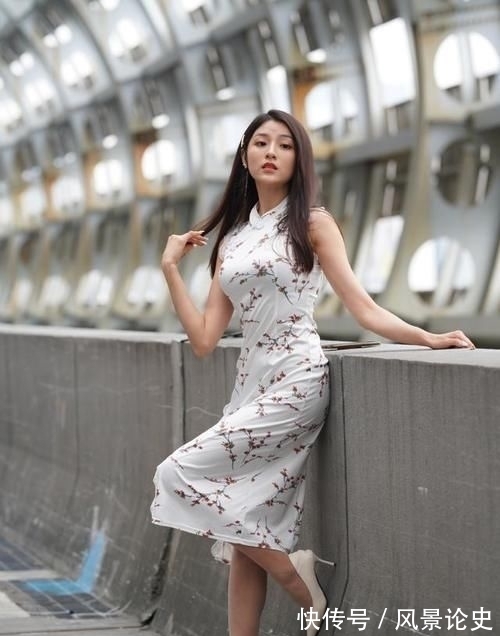 服饰|旗袍高雅的服饰，展现出女性特有的成熟美，释放出迷人的气质