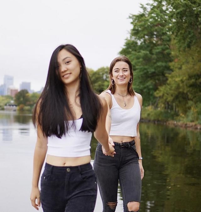 李连杰女儿陷三角恋?晒与同性亲密合影被疑官宣,对方遭好友质问