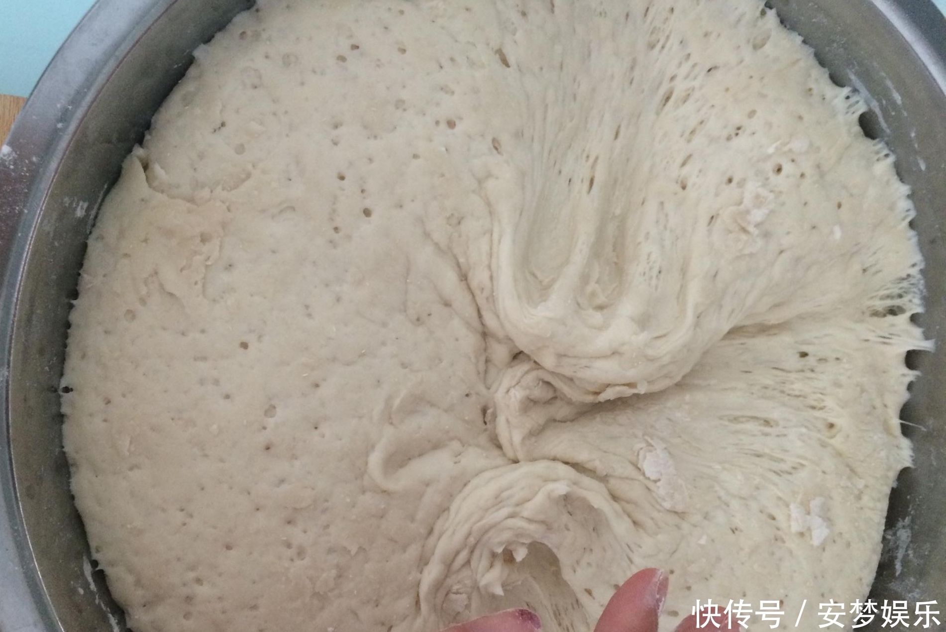  冬天发面时，不要直接加酵母，多加两步，一个小时就能发好面