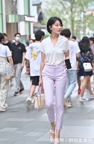 修身九分裤 白色T恤搭配修身九分裤，展示女性独特优雅，短发女生也能很迷人
