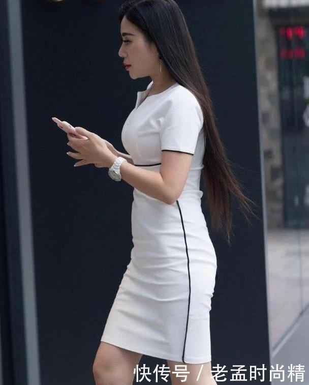 整体|街拍:极简风格的白色连衣裙, 修身又时髦的穿搭, 展示出最完美的自己