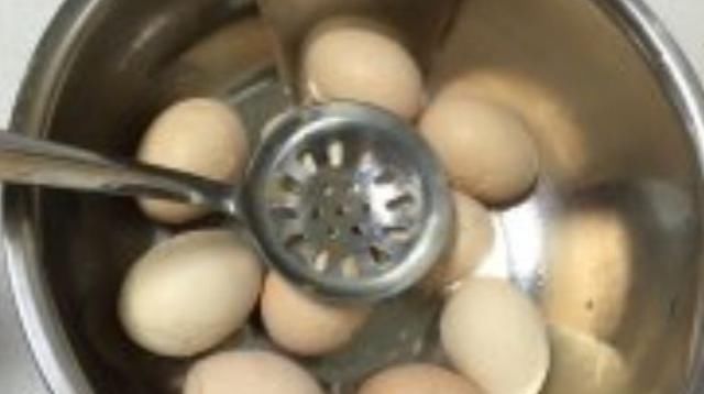 冷水|煮完鸡蛋后，应该尽量不要用冷水泡？答案可能跟你想的不一样！