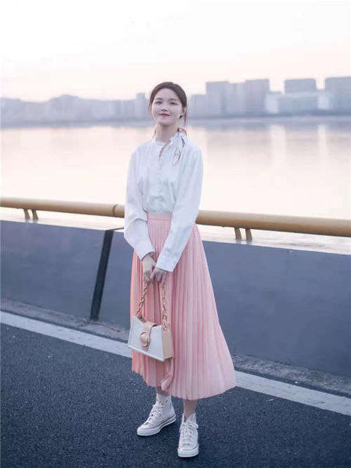 今年火了一种穿法，叫“衬衫＋长褶裙”，清新又迷人，潮人都爱了