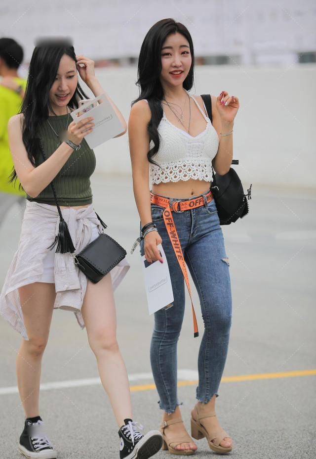 清爽|“炫腹族”穿搭清爽风格,牛仔裤搭配橙色腰带,时髦气质展现的淋漓尽致