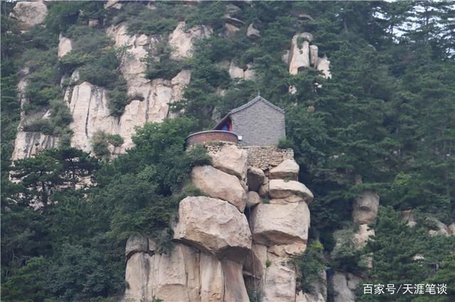 山门|庙宇亭台摩崖刻，苍松翠柏布山巅，登医巫闾山一望秋水长