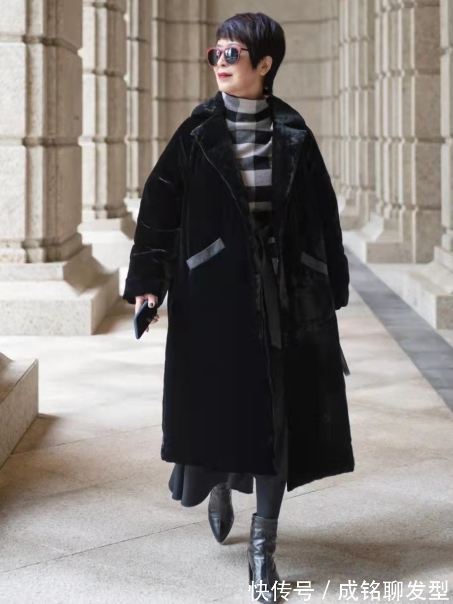 焦糖色|60岁而不老,她利落短发搭配得体穿搭,高雅时尚,看不出真实年龄