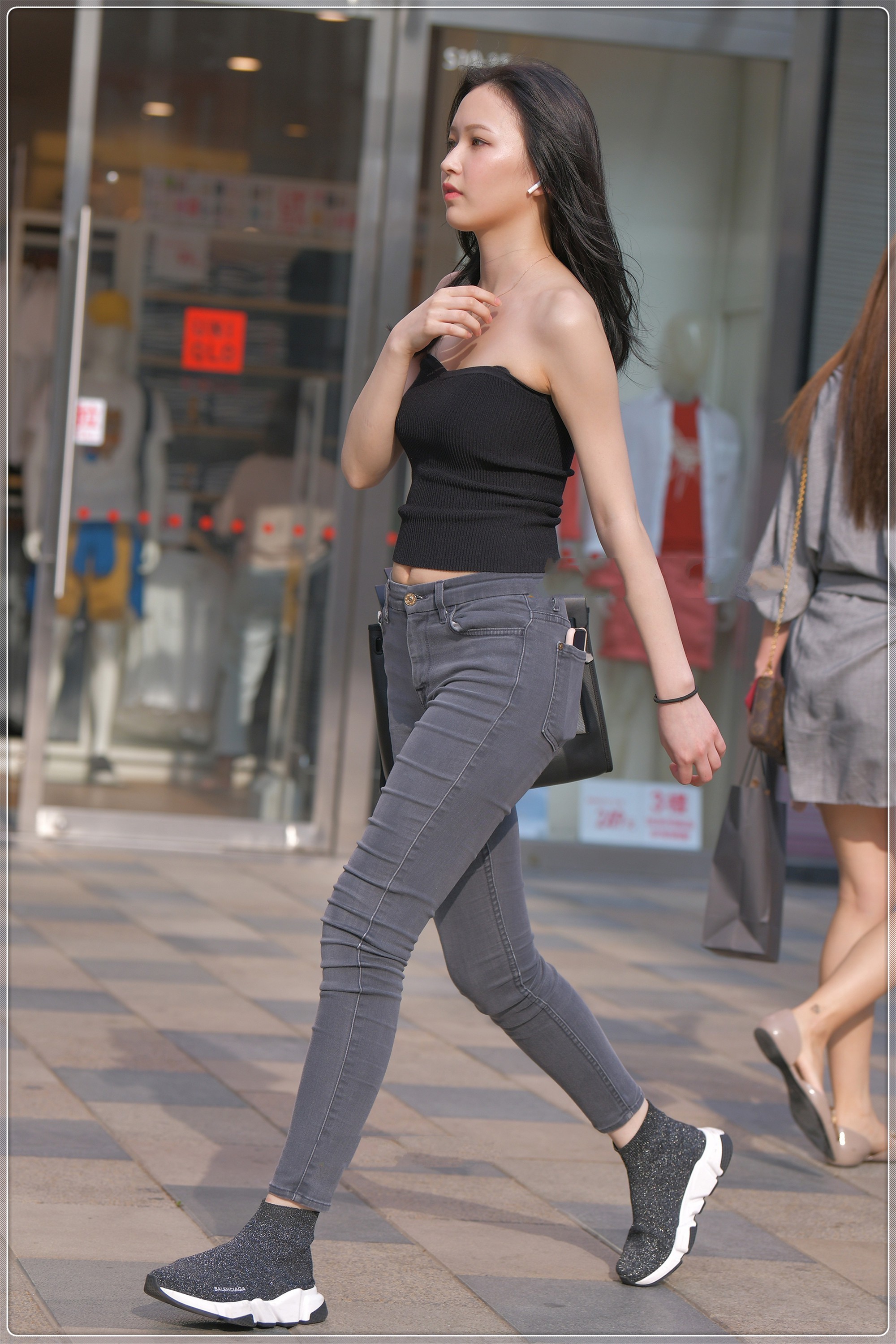 休闲鞋|黑色抹胸上衣搭配深灰牛仔裤,柔软舒适,简单时尚