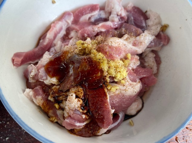 炸酥肉时，面糊是关键，“2样”调料不可少，外酥里嫩，味道正宗