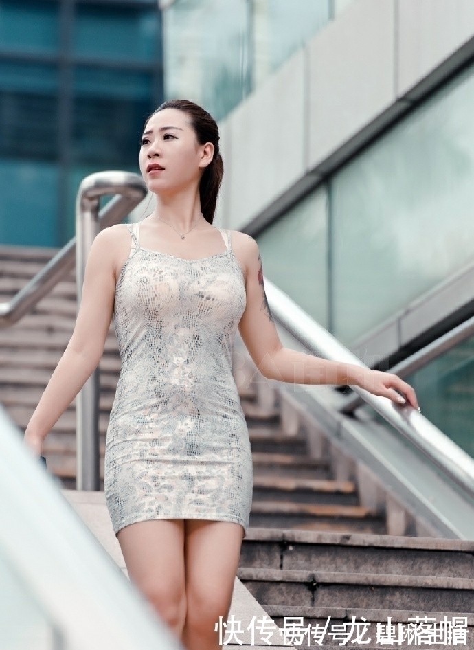 身材 清新甜美的小姐姐，紧身吊带显丰腴身材，特别有女人魅力