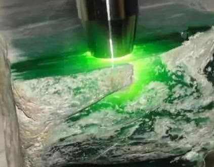 a771|在朋友店里小百捡漏的小石头,切开后让他欲哭无泪?