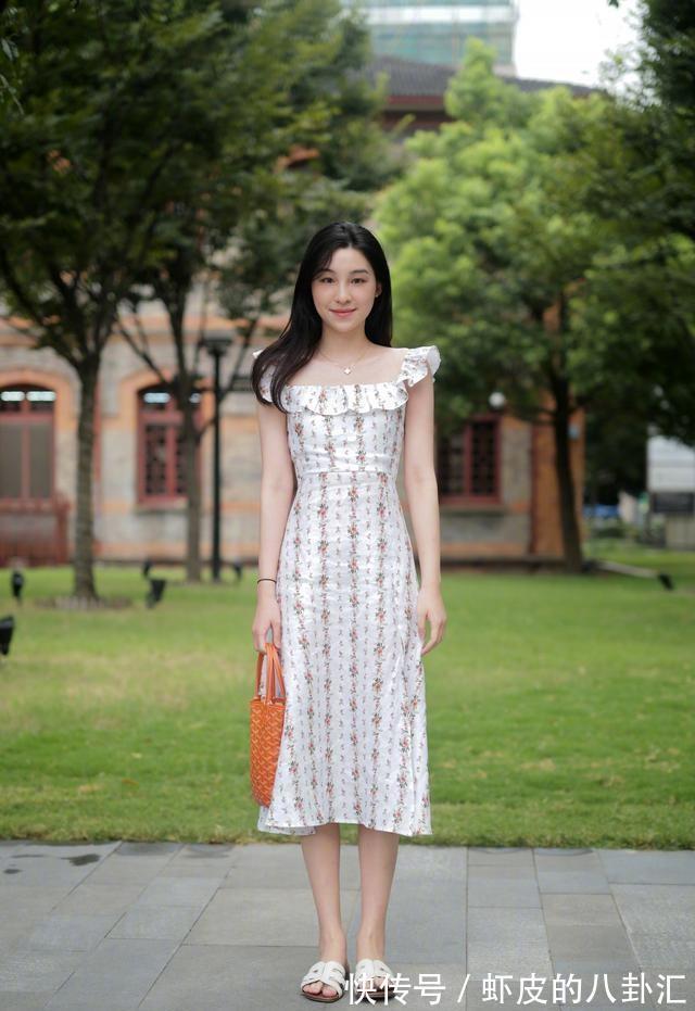 小姐姐|连衣裙推荐:8位小姐姐演绎花裙子不同穿法,换发型决定不同气质