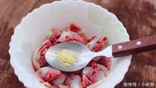 鸡身上最脏的部位,里面含大量重金属,白给都不要,炒菜要扔掉