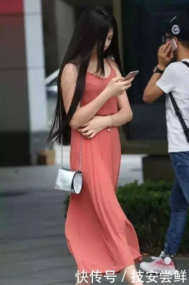 女性搭配高跟鞋,彰显出婀娜多姿的身材