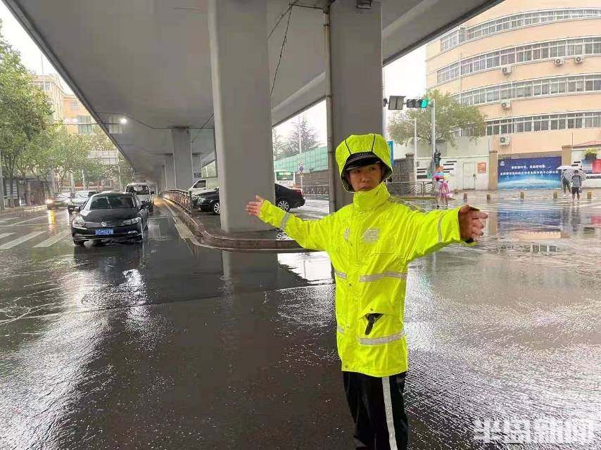 道路|减速慢行！交警雨中执勤，守护道路安全畅通