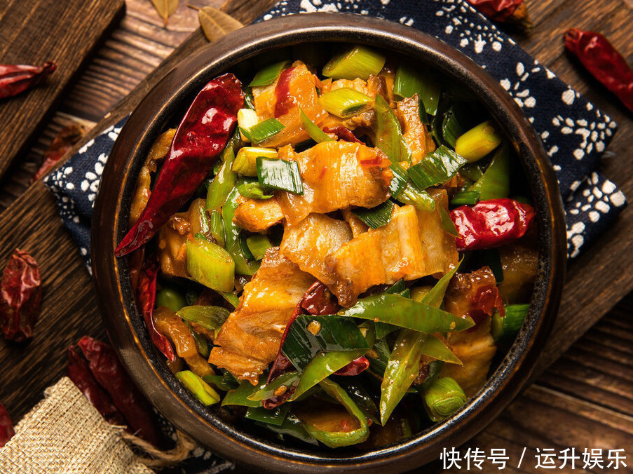  回锅肉怎么做好吃又正宗川菜大厨分享做法，肥而不腻软糯鲜香