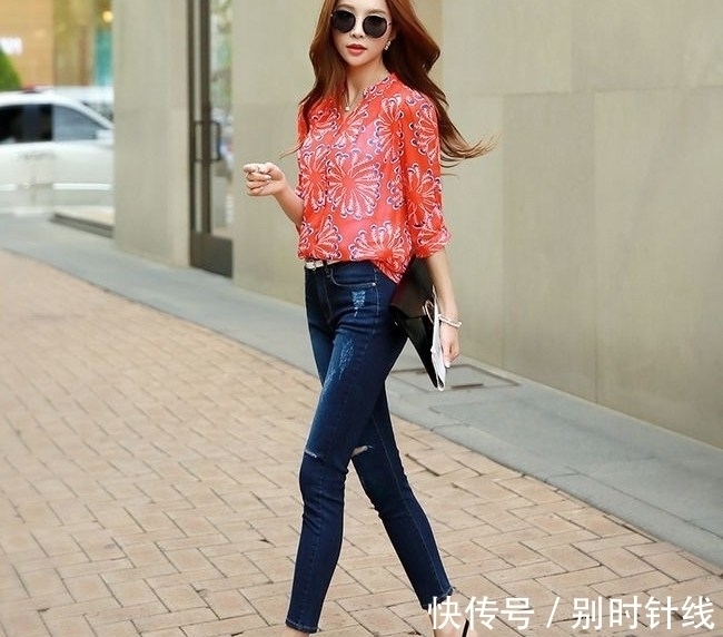 版型 优雅的美女搭配紧身牛仔裤,展现出成熟的韵味!