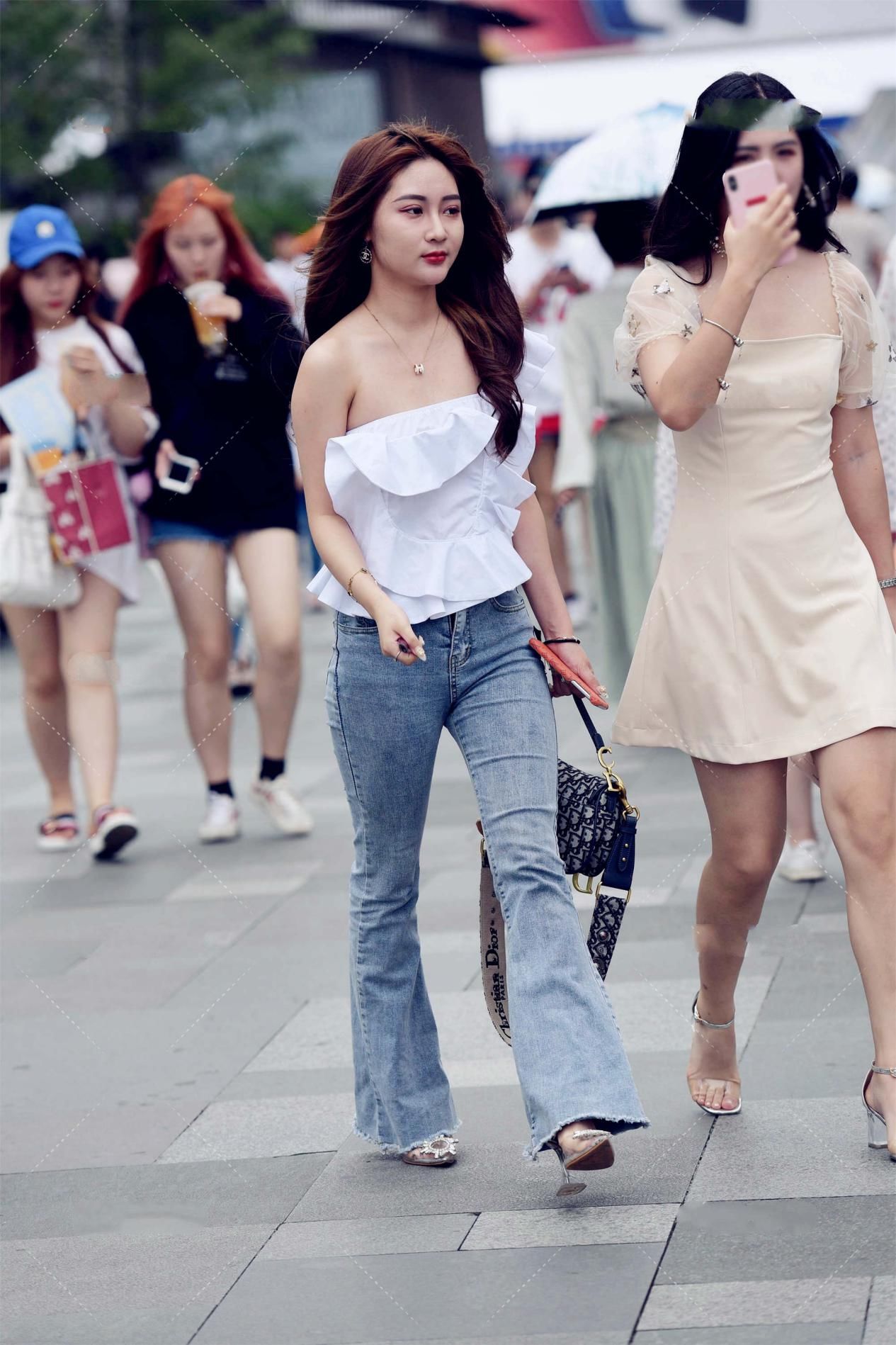 时尚：用短靴来搭配连衣裙，可以获得帅气与妩媚并存的效果