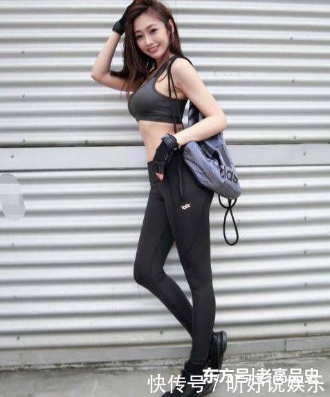 紧身打底裤精致搭配的美女，身材曼妙，非常吸引眼球