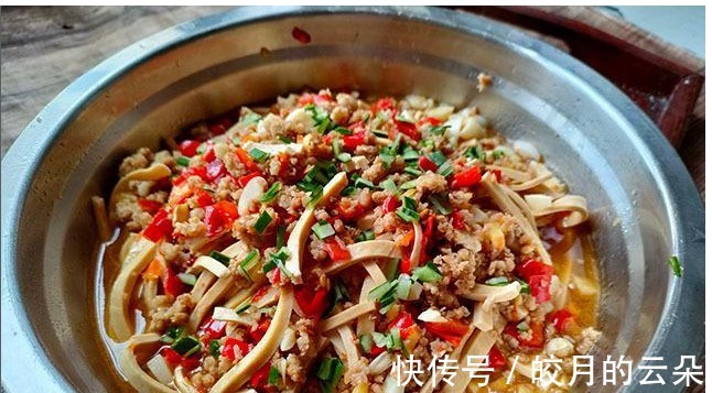 大鱼大肉|夏季，吃肉不如吃豆丝，富含蛋白质汤里煮一煮，8元做一盘，香嫩！