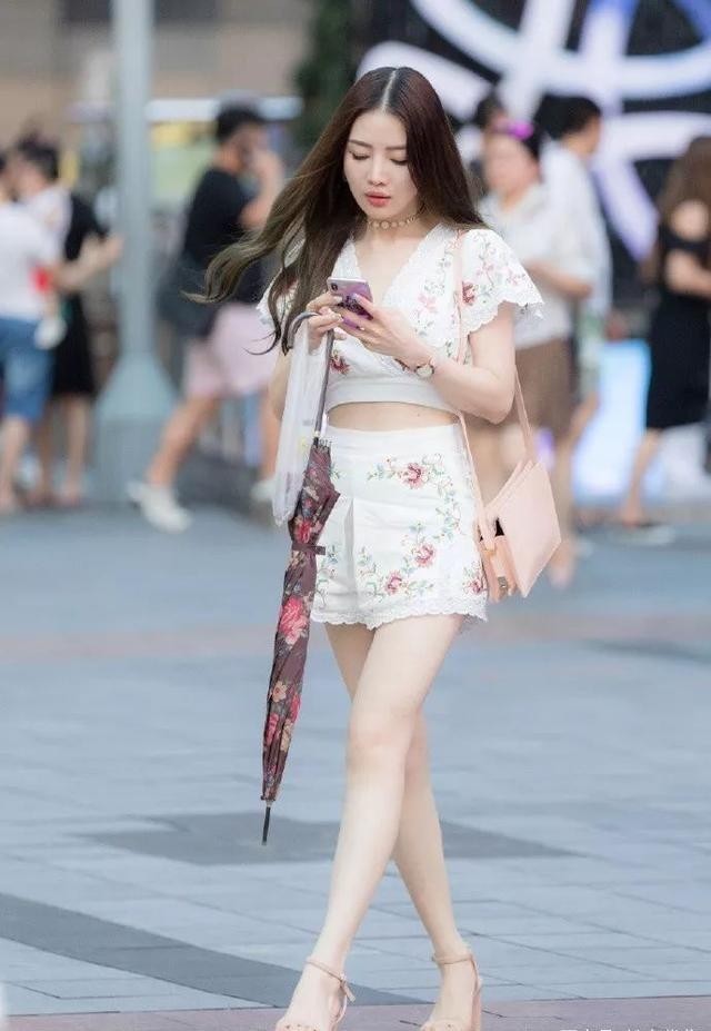 针织连衣裙 红色修身连衣裙搭配高跟鞋,优雅大方,气质迷人