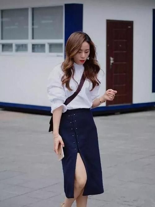  白色|街拍：小姐姐绿色短袖搭配蓝色牛仔裤，展现出清新淡雅的气质