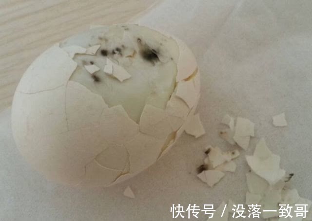 鸡蛋|煮熟的鸡蛋上带有一个“小黑点”，能吃吗？弄清黑点在哪里最关键
