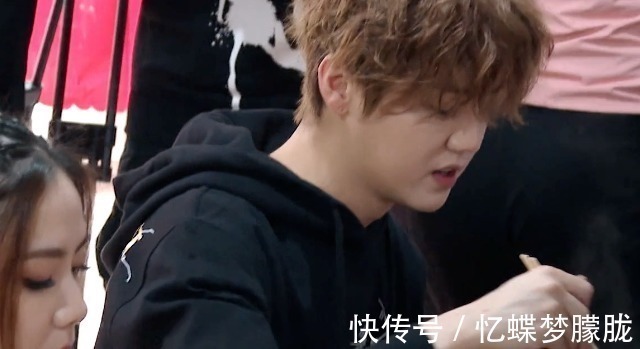 鄧超鹿晗在小縣城吃面,誰注意他們桌面上鋪了啥?嫌棄就別在這吃