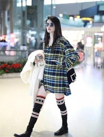 露脚踝已经失宠了，今冬“露袜”是真流行！瞧潮人搭配，美到发光