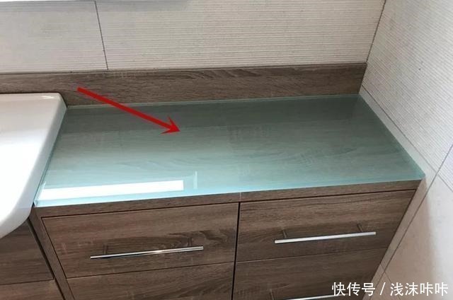 防水|无语！卫生间不贴瓷砖反而刷漆，如今只能塞钢化玻璃到马桶后面了！