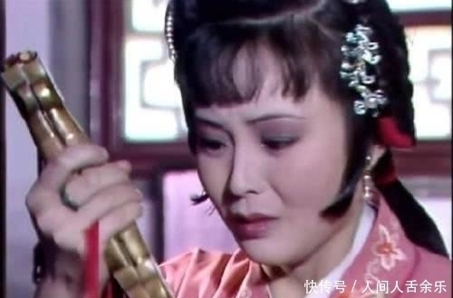 贾珍#《红楼梦》尤三姐骂贾琏“清水下杂面,你吃我看见”,什么意思?