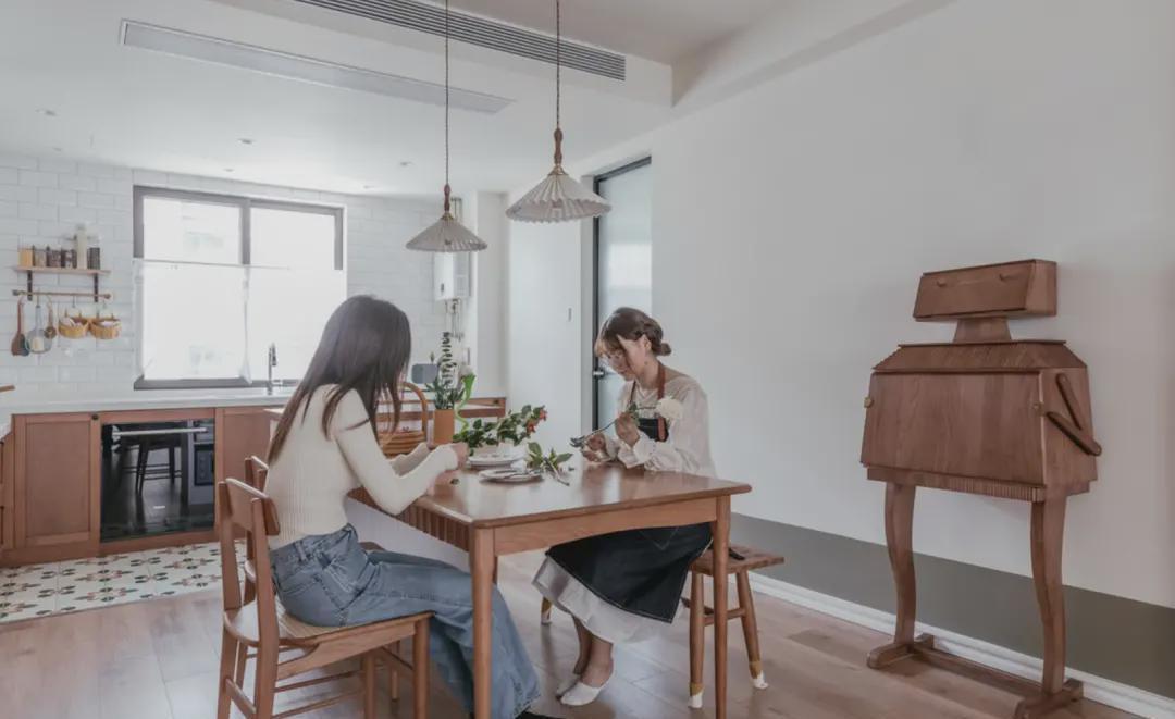 拥挤性|家里收纳位置少,建议墙体做错位处理,完工后既实用又显气质