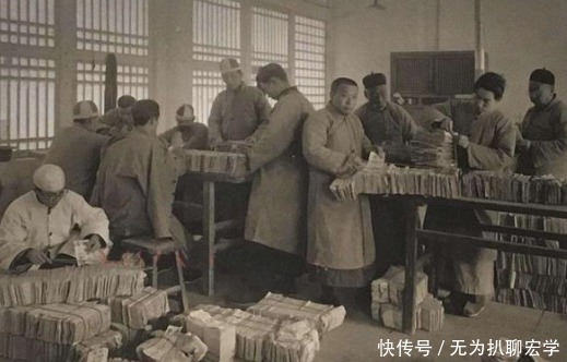 两袋古籍换一枚银元,文物贩子都表示嫌弃,被清朝遗老买下成国宝