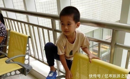 妈妈|幼儿园放学后,有2个孩子一直无人认领,亲妈瞅了十分钟都没认出