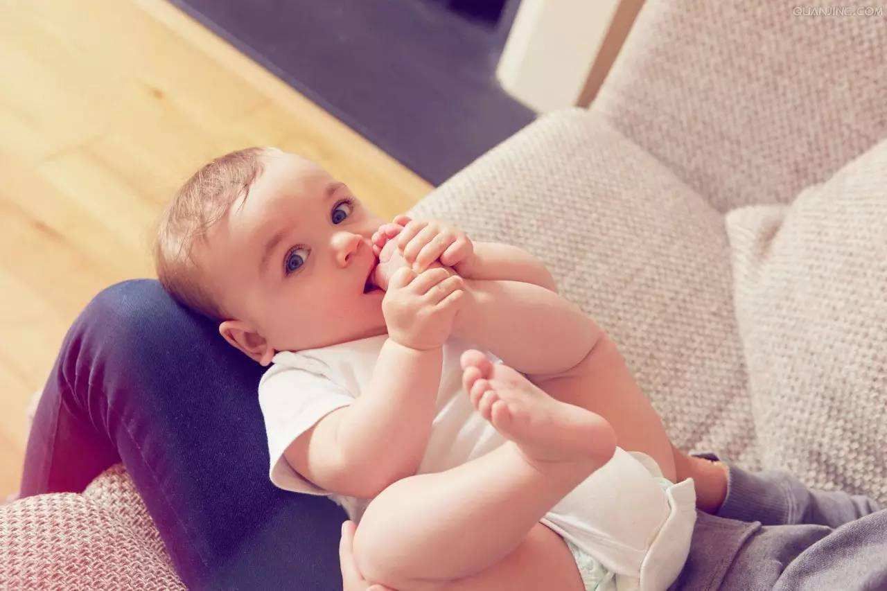 大动作|宝宝出现几个表现,可能是智力低的“警钟”,两岁前治疗更易恢复