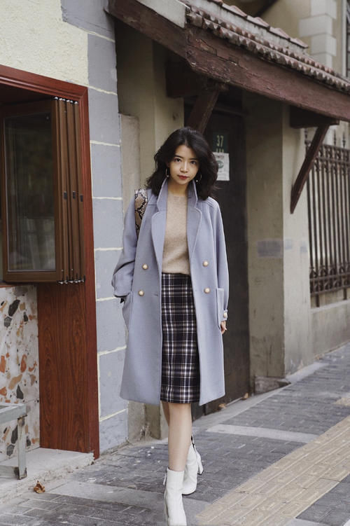 大衣＋半身裙＝今春王牌cp，优雅又有女人味，精致女人首选
