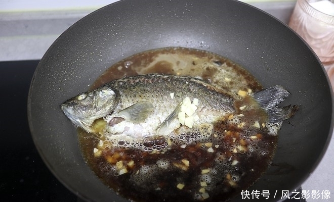 鱼刺|鱼刺卡在喉咙里,别再尝试土方法了!教你1招,鱼刺自己跑出来!