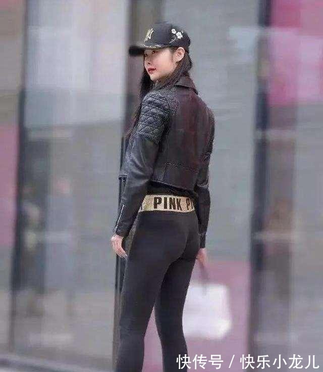 打底裤 短款黑色皮衣搭配同色系紧身打底裤,提升气质,改变气场