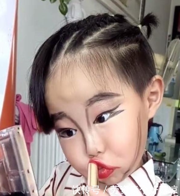 众人|“女孩”在家练习化妆,妆化好了后,众人感觉事情没这么简单