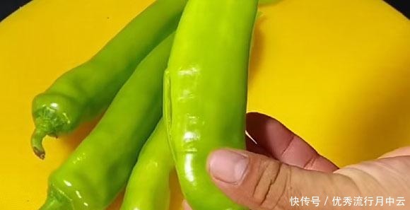 黄豆酱|夏季,这三样食材真搭,不炒不凉拌,放锅中加水一炖,太下饭了!