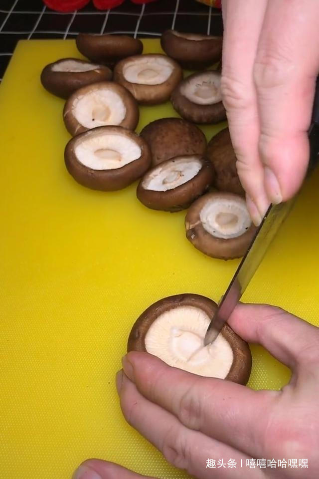 家常香菇新做法，外焦里嫩，入口即化，制作简单，超级下饭！